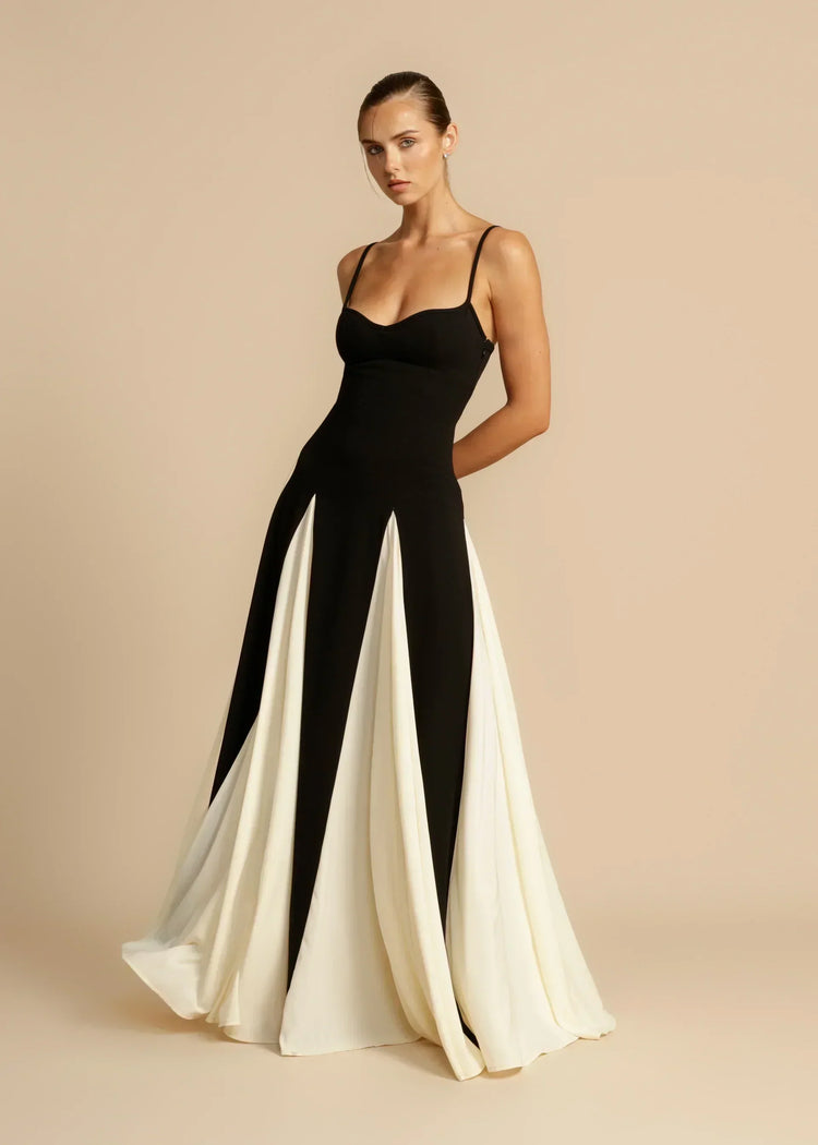 Roxanne™ | Elegáns maxi ruha kontrasztos fodrokkal